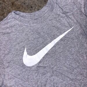 Nike Sportswear T Shirt Men Medium Gray Cotton Performance Swoosh Logo Crew Neck